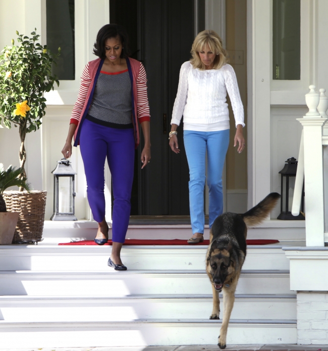 Biden çiftinin diğer köpeği Champ, Beyaz Saray'ın yabancısı değil. Eski başkanlardan Obama'nın eşi Michelle Obama, Jill Biden ve Champ, 10 Mayıs 2012. Fotoğraf: Reuters